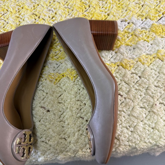 Tory Burch Chelsea Taupe Leather Block Heel Pumps Gold Logo Medallion Size 6 - Picture 12 of 16